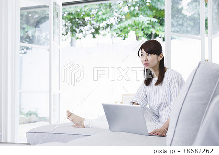 パソコンをする若い女性 パソコンをする若い女性 38682262