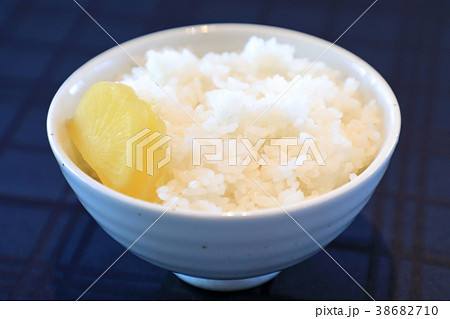 ご飯とたくあんの朝食 38682710