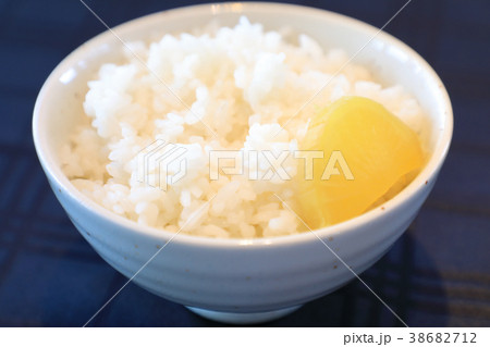 ご飯とたくあんの朝食 38682712