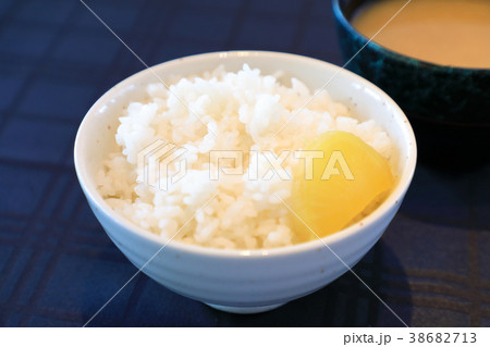 ご飯とたくあんの朝食 38682713