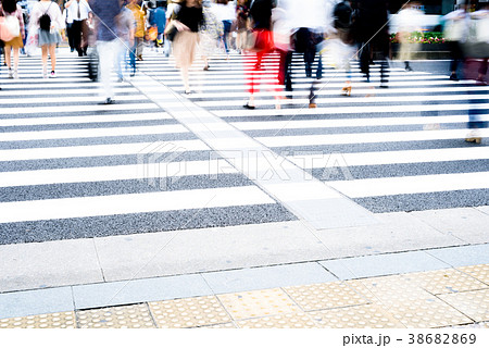 横断歩道を歩く人々 38682869