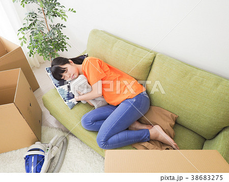 引越しの準備に疲れて休憩する女性 引越しの準備に疲れて休憩する女性 38683275