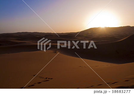 サハラ砂漠の夕日の写真素材