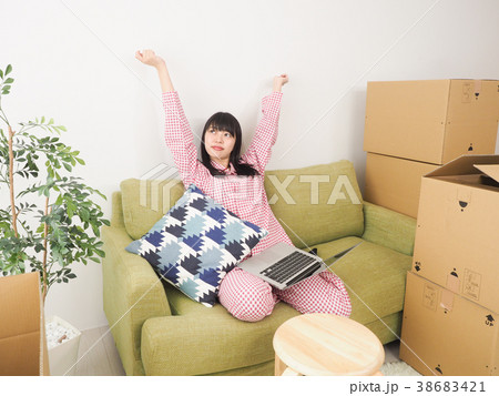 パジャマでパソコンを使う女性 パジャマでパソコンを使う女性 38683421