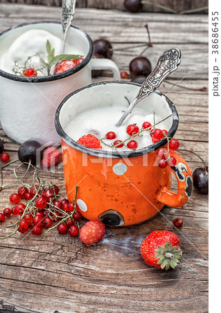 ice cream with fresh fruit 38686455