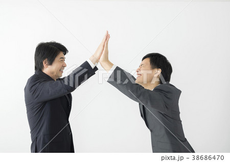 ハイタッチをする若いビジネスマンとミドルビジネスマン 38686470