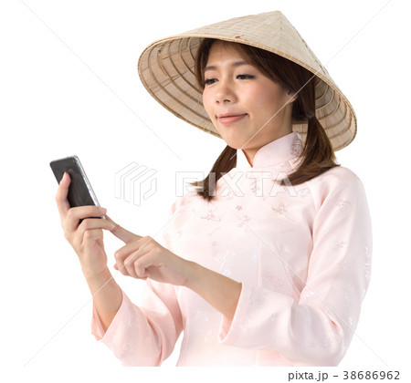 woman vietnam hat holding smartphone 38686962