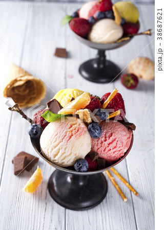 Bowl with ice cream with three different scoops  38687621