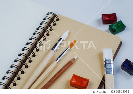 Blank paper with watercolor and brushes. 38689841