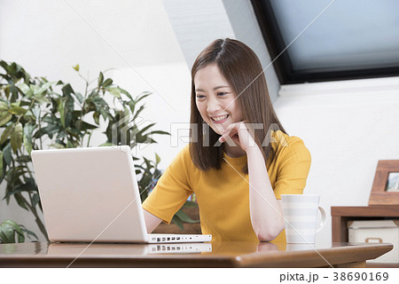 自宅でパソコンをする若い女性 38690169