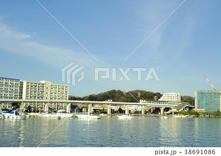 シーサイドライン八景島駅と平潟フィッシャリーナ 38691086