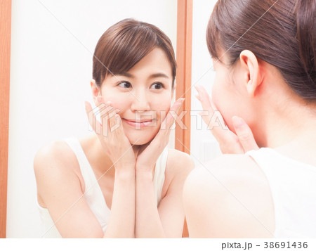 鏡を見て微笑む女性 鏡を見て微笑む女性 38691436