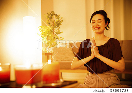 ヨガ　ピラティス　フィットネス　エクササイズ　女性　体操 38691783