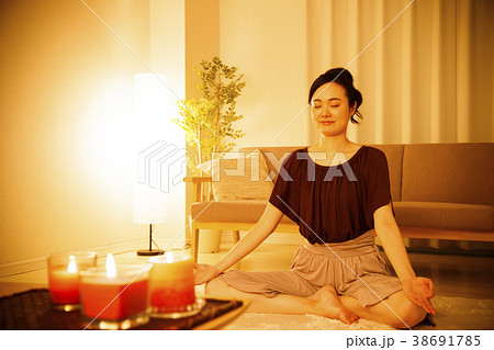 ヨガ　ピラティス　フィットネス　エクササイズ　女性　体操 38691785