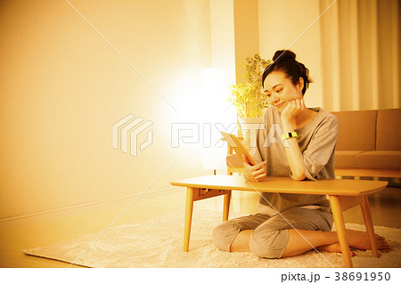 女性　夜　ライフスタイル　カジュアル 38691950