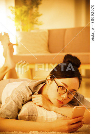 女性 夜 ライフスタイル カジュアル 女性 夜 ライフスタイル カジュアル 38692070