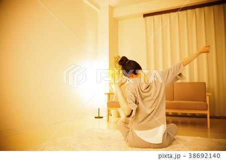 女性　夜　ライフスタイル　カジュアル 38692140