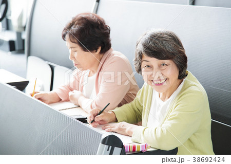 生涯学習　大学　シニア　女性　カルチャースクール 38692424