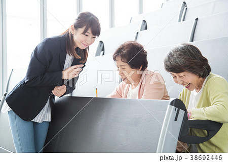 生涯学習　大学　シニア　女性　カルチャースクール 38692446