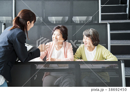 生涯学習　大学　シニア　女性　カルチャースクール 38692450