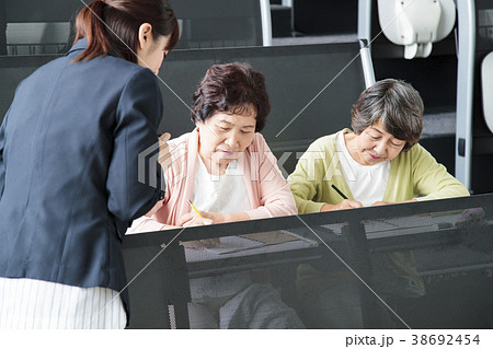 生涯学習　大学　シニア　女性　カルチャースクール 38692454