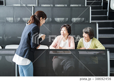 生涯学習　大学　シニア　女性　カルチャースクール 38692456