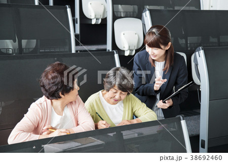 生涯学習　大学　シニア　女性　カルチャースクール 38692460