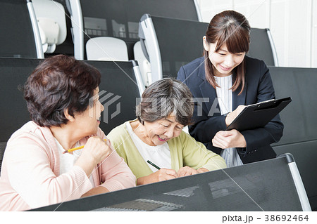 生涯学習　大学　シニア　女性　カルチャースクール 38692464