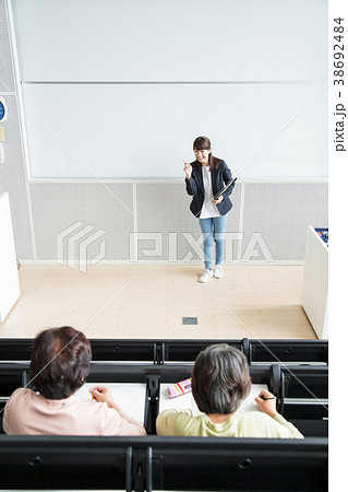 生涯学習　大学　シニア　女性　カルチャースクール 38692484