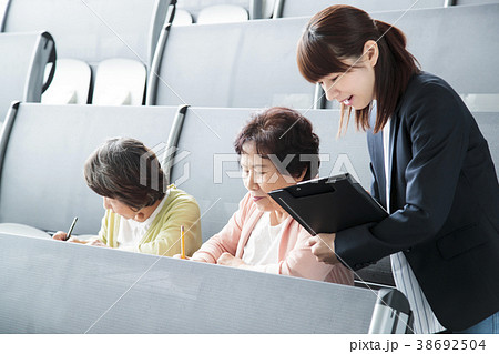 生涯学習　大学　シニア　女性　カルチャースクール 38692504
