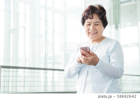 シニア　女性　スマホ　スマートフォン　祖母　おばあちゃん 38692642