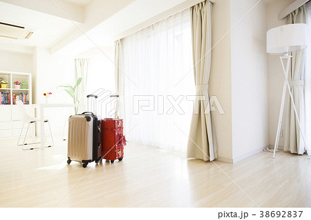 民泊　旅行　スーツケース　家　住宅　宿泊 38692837