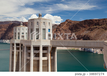 Hoover Dam Towers on the blue Lake Mead, USA 38697274
