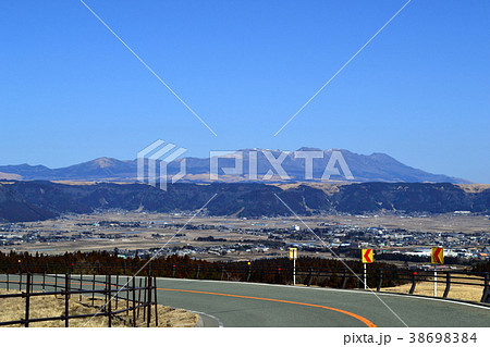 阿蘇の山なみ 阿蘇パノラマライン(県道111号線)からの景観 阿蘇の山なみ 阿蘇パノラマライン(県道111号線)からの景観 38698384