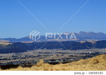 阿蘇の山なみ 阿蘇パノラマライン(県道111号線)からの景観 阿蘇の山なみ 阿蘇パノラマライン(県道111号線)からの景観 38698385