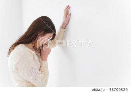 体調不良の女性 38700320