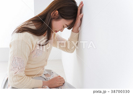 体調不良の女性 体調不良の女性 38700330