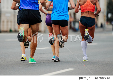 leaders group of runners 38700538