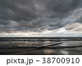 厚い雲が空を覆う初冬の日本海 38700910