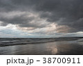 3色の厚い雲が空を覆う初冬の日本海 38700911