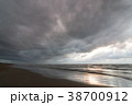 今にも雨が降り出しそうな厚い雲が空を覆う初冬の日本海 38700912