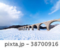 青空と雪景色とタウシュベツ川橋梁 38700916