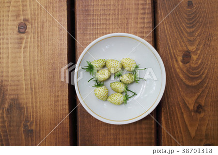 white strawberry white strawberry 38701318
