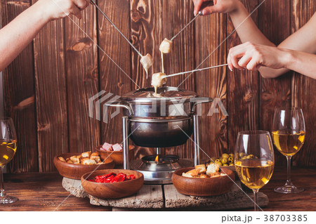 The cheese fondue 38703385