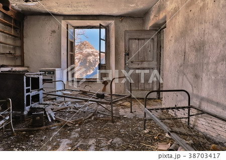 Abandoned house interior 38703417