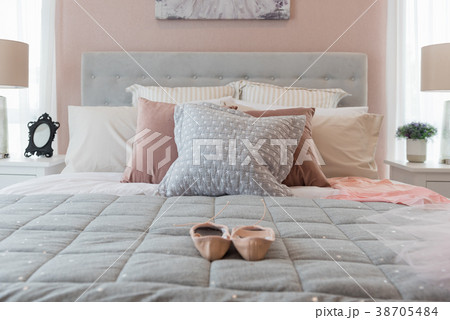 classic bedroom style with set of pillows classic bedroom style with set of pillows 38705484