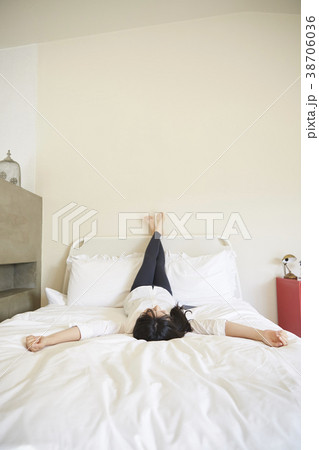 女子大生 若い女性 ベッド 38706036