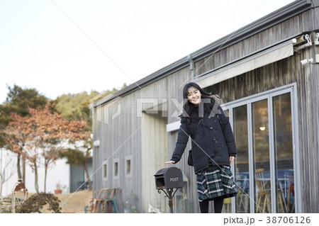 女子大生 生活 屋外 38706126