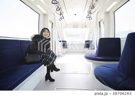 足を組む 女子大生 旅行 38706263