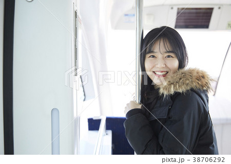 よりかかる 女子大生 笑顔 38706292
